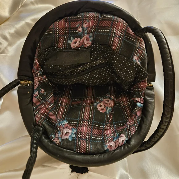 Chic Black Embellished Crossbody Bag - Picture 5 of 9